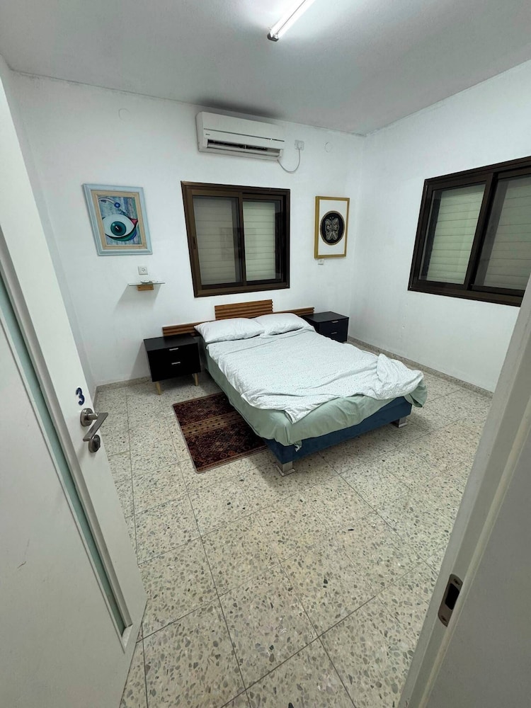 Bright 2‑Bedroom Near Cafés, Shops & Stadium – Ideal Base for Exploring Haifa. בחיפה – תצלום מקום האירוח 3 מתוך 9
