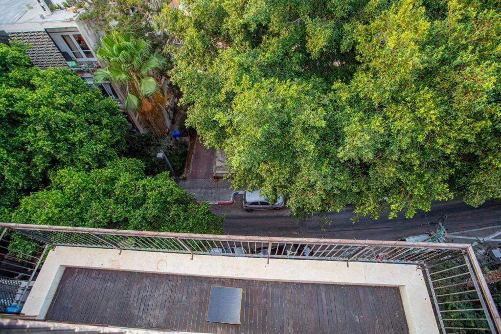 Borochov TLV Luxury Roof Top Apt - Three-Bedroom Apartment
