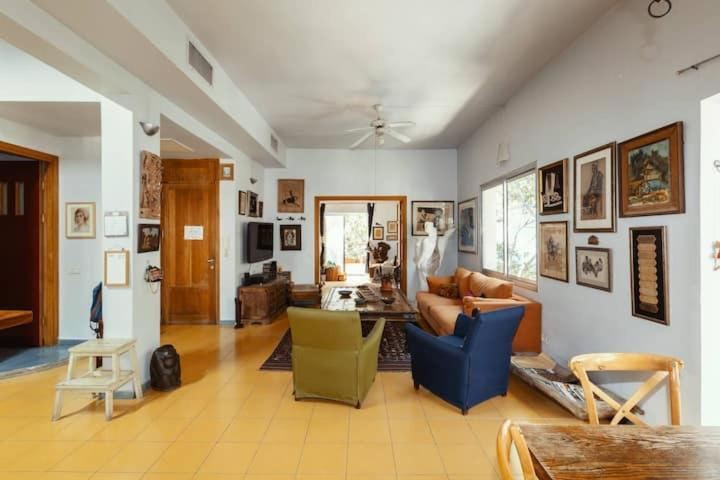 Frishman beach 2Br full of art and light - Two-Bedroom Apartment בהרצליה – תצלום מקום האירוח 3 מתוך 9