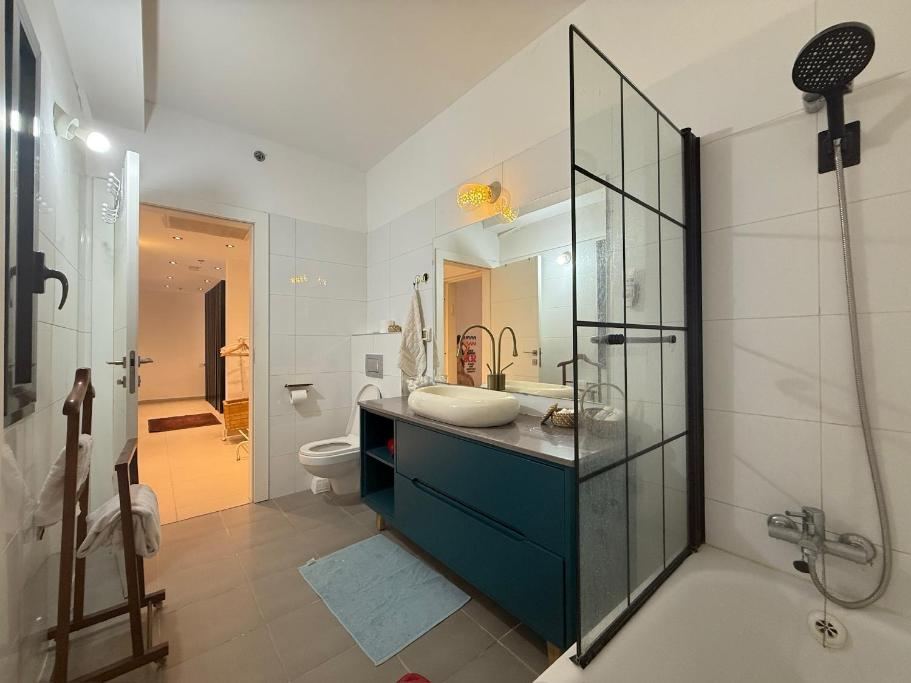 שלוות העמק - דירת 3 חדרי שינה במיקום מרכזי - Three-Bedroom Apartment