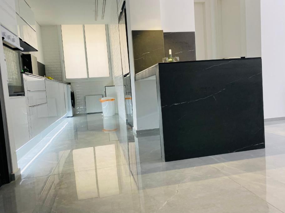 New! luxus- Best suit 2 minutes fromTel Aviv - One-Bedroom Apartment