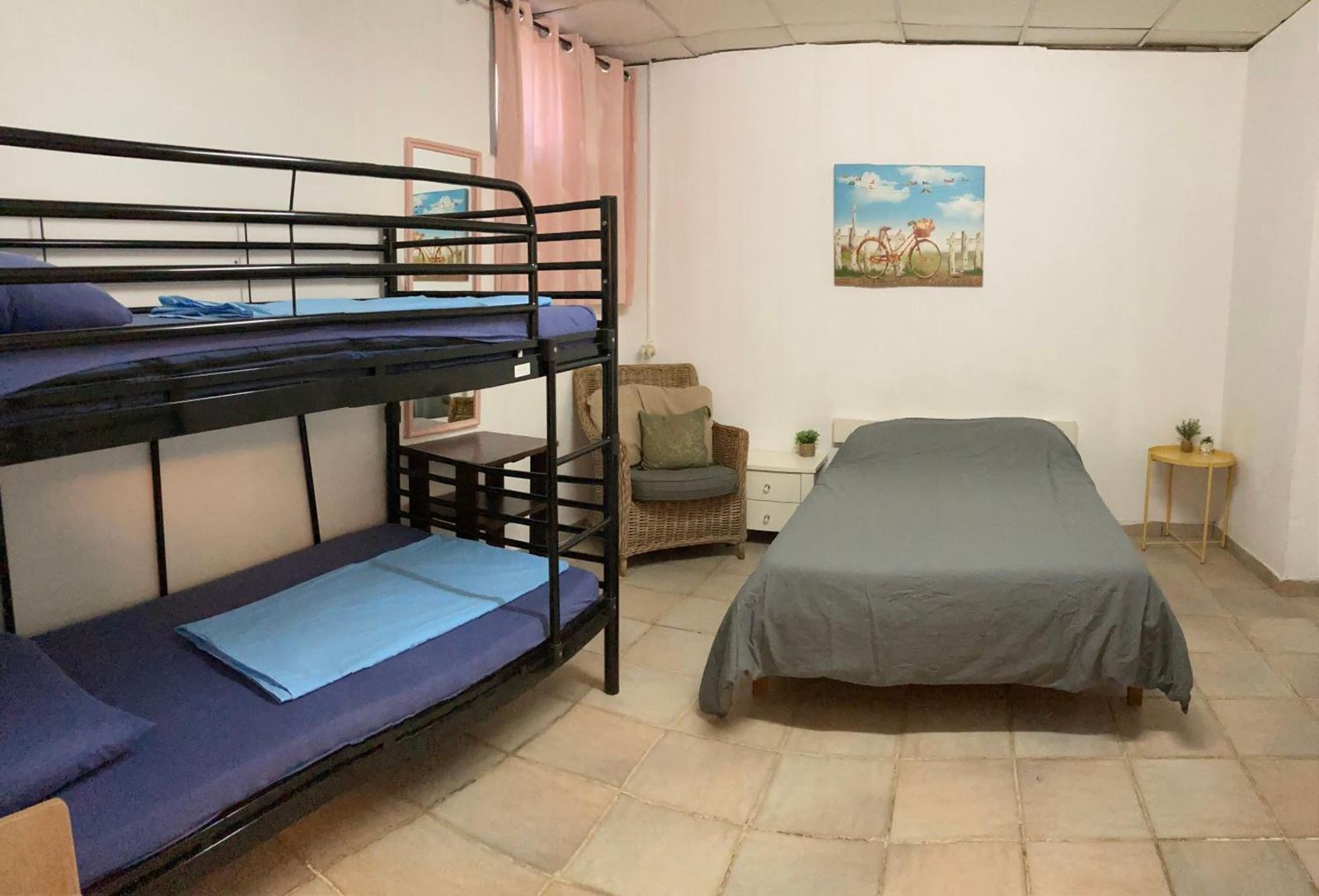 Dotan's Boutique Guesthouse - By The Beach! - Economy Quadruple Room with Shared Bathroom בהרצליה – תצלום מקום האירוח 5 מתוך 9