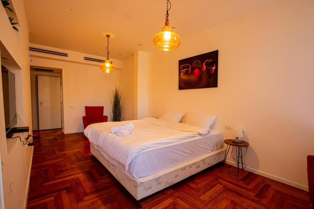Borochov TLV Luxury Roof Top Apt - Three-Bedroom Apartment