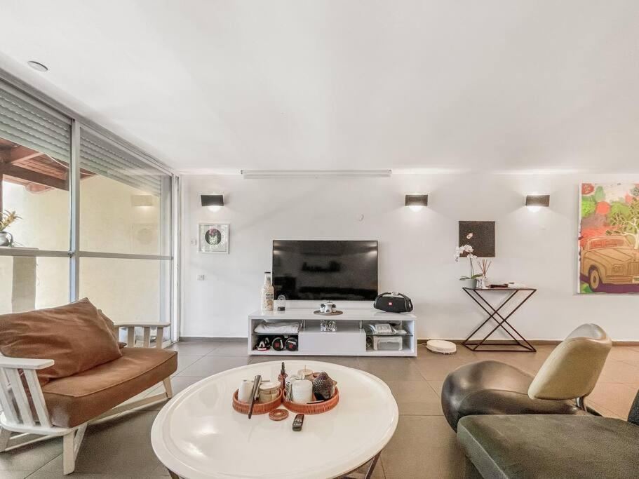Garden Apartment 1 Min From The Beach - One-Bedroom Apartment