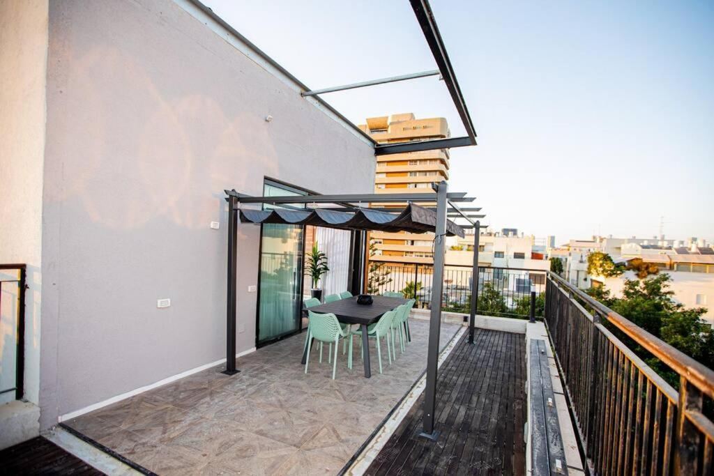 Borochov TLV Luxury Roof Top Apt - Three-Bedroom Apartment