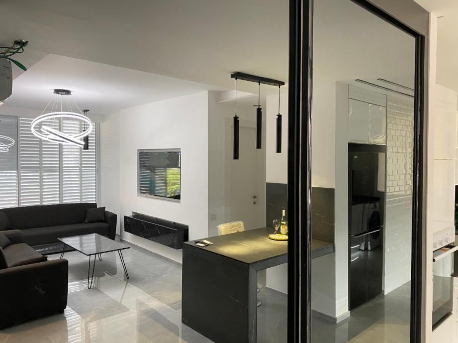 New! luxus- Best suit 2 minutes fromTel Aviv - One-Bedroom Apartment