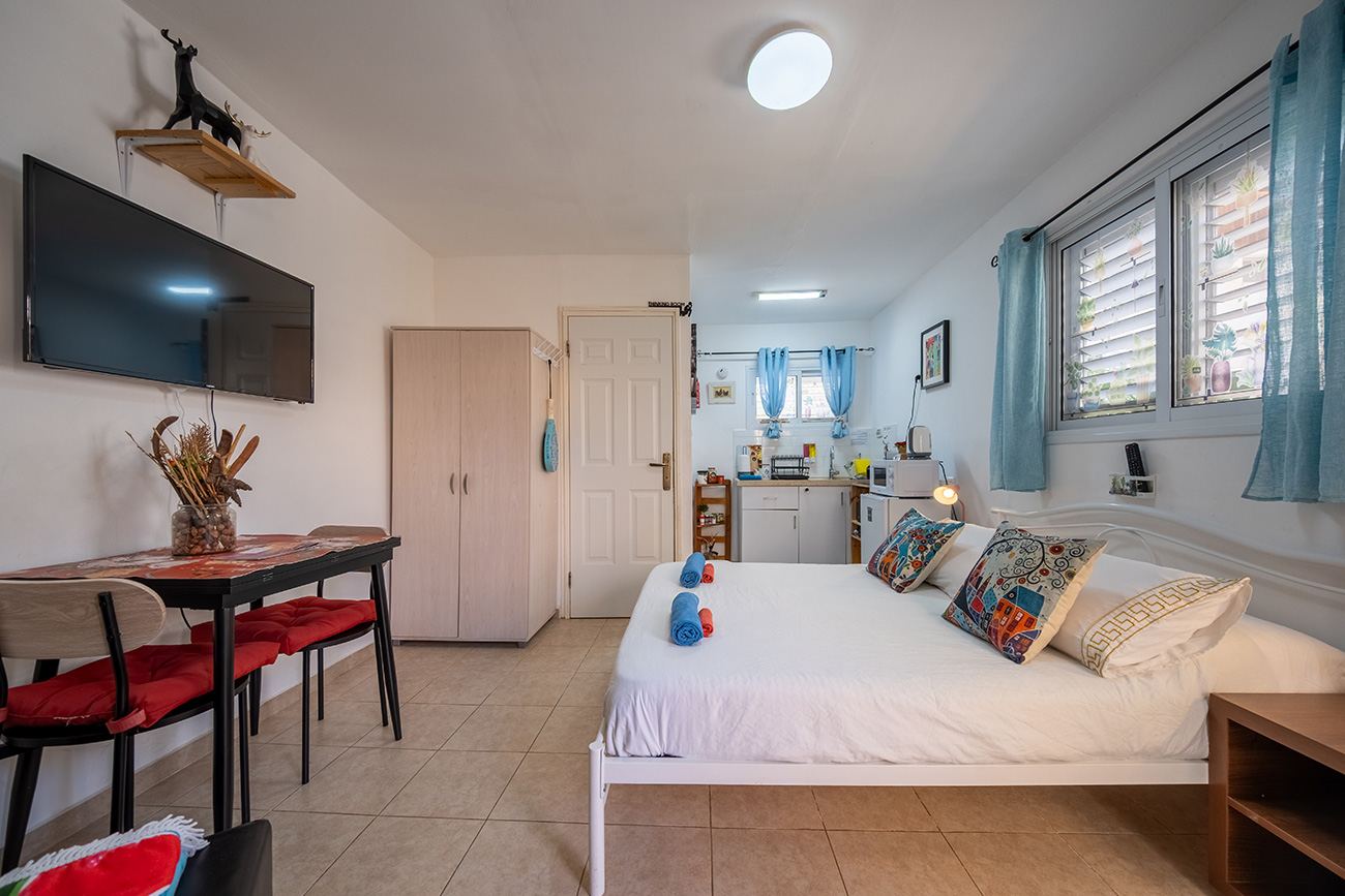 Lowest Place on Earth B&B Group Low Cost Accommodation | המקום הנמוך בעולם צימר למשפחות וקבוצות עם בריכה כלבים נוודים דיגי בחצבה – תצלום מקום האירוח 3 מתוך 9