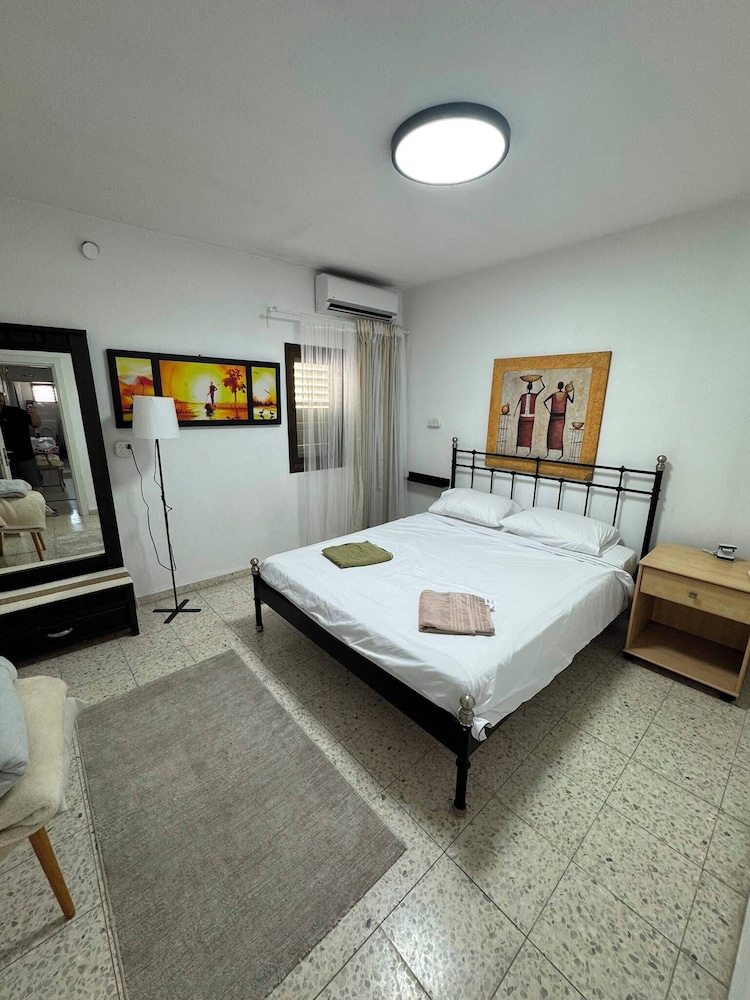 Bright 2‑Bedroom Near Cafés, Shops & Stadium – Ideal Base for Exploring Haifa.