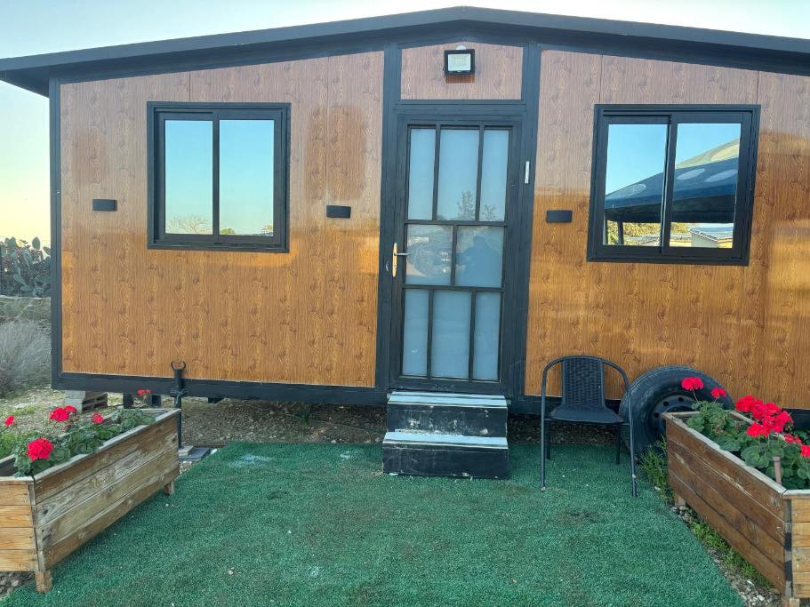 בקתה מעץ בחווה farm B''H - Superior Chalet