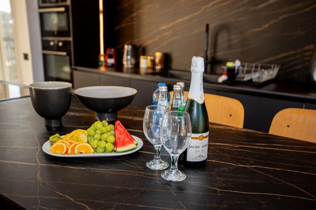 Borochov TLV Luxury Roof Top Apt - Three-Bedroom Apartment