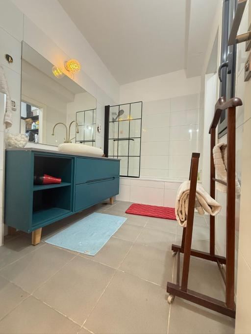 שלוות העמק - דירת 3 חדרי שינה במיקום מרכזי - Three-Bedroom Apartment