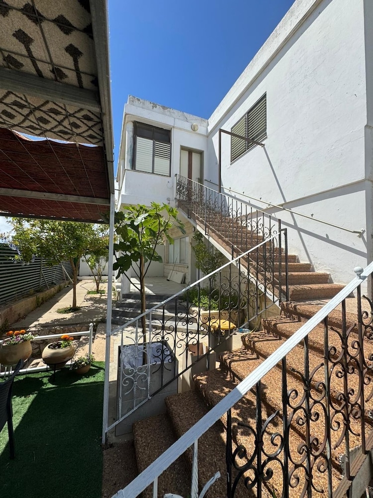 Bright 2‑Bedroom Near Cafés, Shops & Stadium – Ideal Base for Exploring Haifa. בחיפה – תצלום מקום האירוח 5 מתוך 9