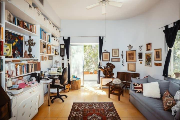 Frishman beach 2Br full of art and light - Two-Bedroom Apartment בהרצליה – תצלום מקום האירוח 2 מתוך 9