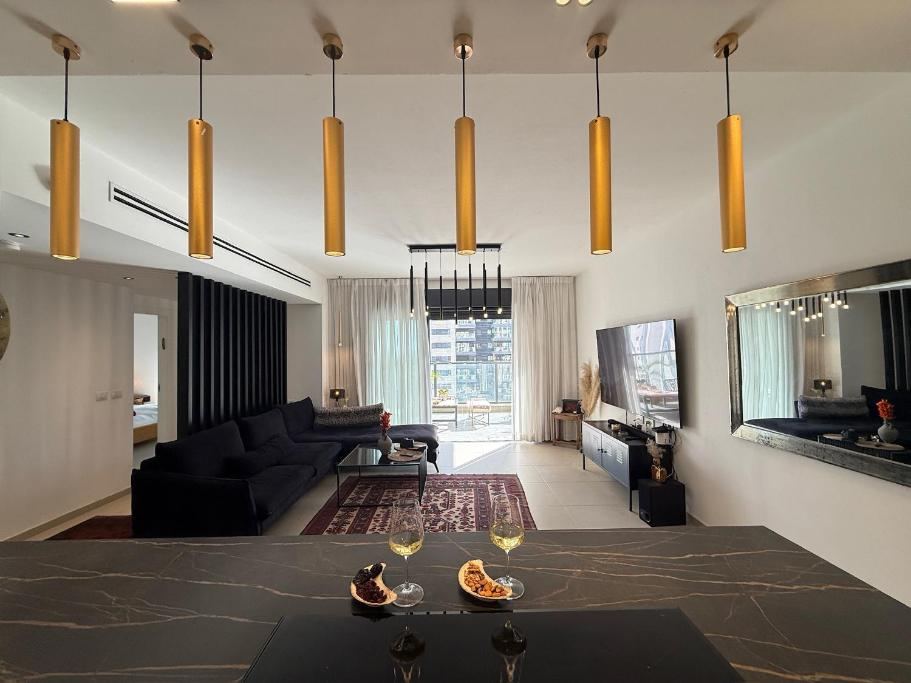 שלוות העמק - דירת 3 חדרי שינה במיקום מרכזי - Three-Bedroom Apartment