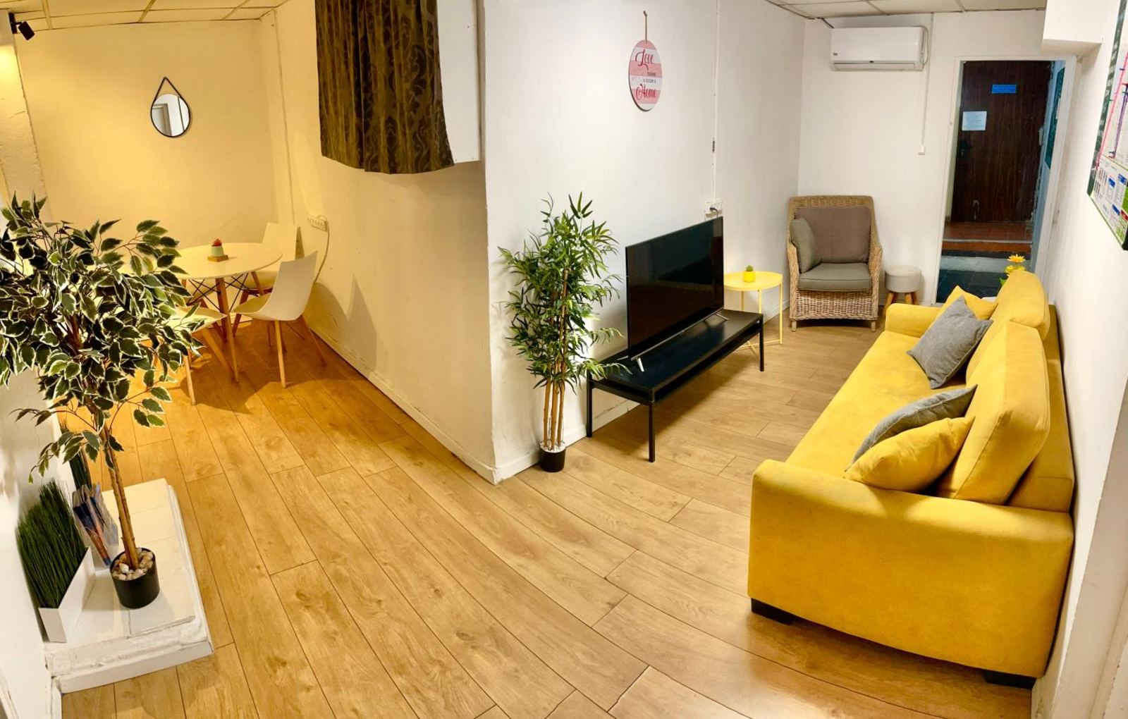 Dotan's Boutique Guesthouse - By The Beach! - Quadruple Room with Shared Bathroom